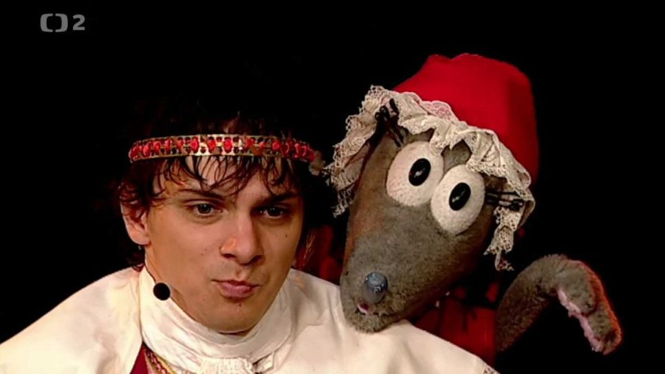 Muf režíruje Červenou Karkulku v hlavní roli s Tryský. Nechybí ani vlk Tomáš a namísto myslivce Malý princ Filip.