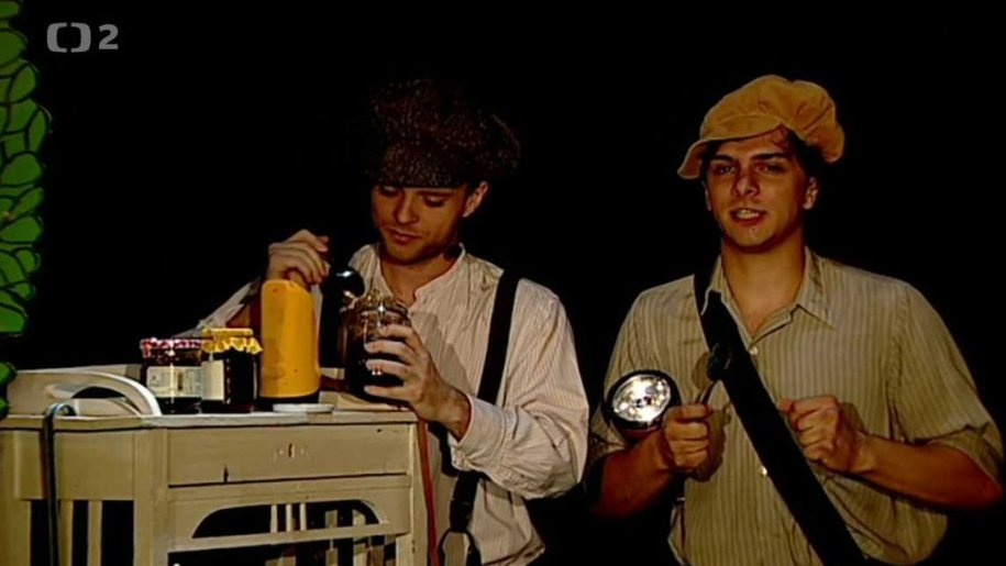 Mufikanti, Filip a Tomáš, zpívají píseň Lupiči povidel. Muf si zatím hraje na Povidlového ducha.