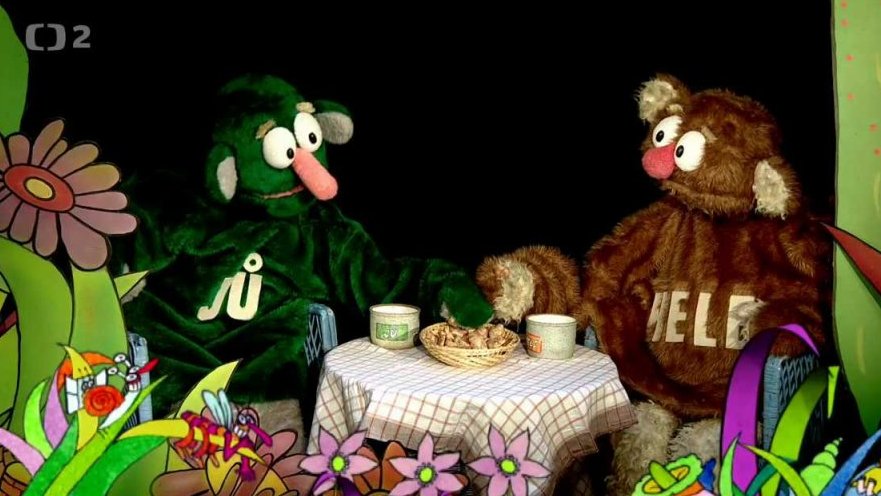 Jů a Hele snídají čaj a perníčky.