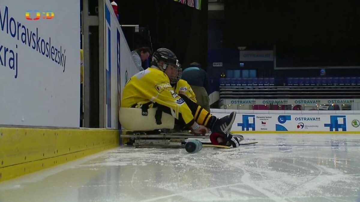 Sledge hokej v olympijském parku v Ostravě Videa Déčko Česká televize