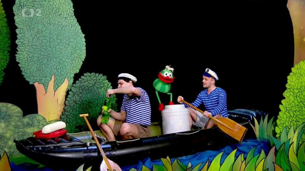 Mufikanti: Filip a Tomáš a Muf si chystají loď a zpívají píseň Sázava.
