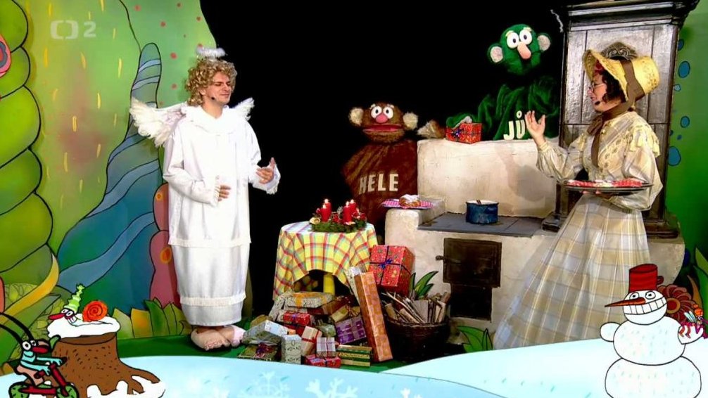 Filip jako anděl Serafín zpívá s tetou Pipetou Vánoční čas. Společně s Jůheláky pomáhají balit dárky.