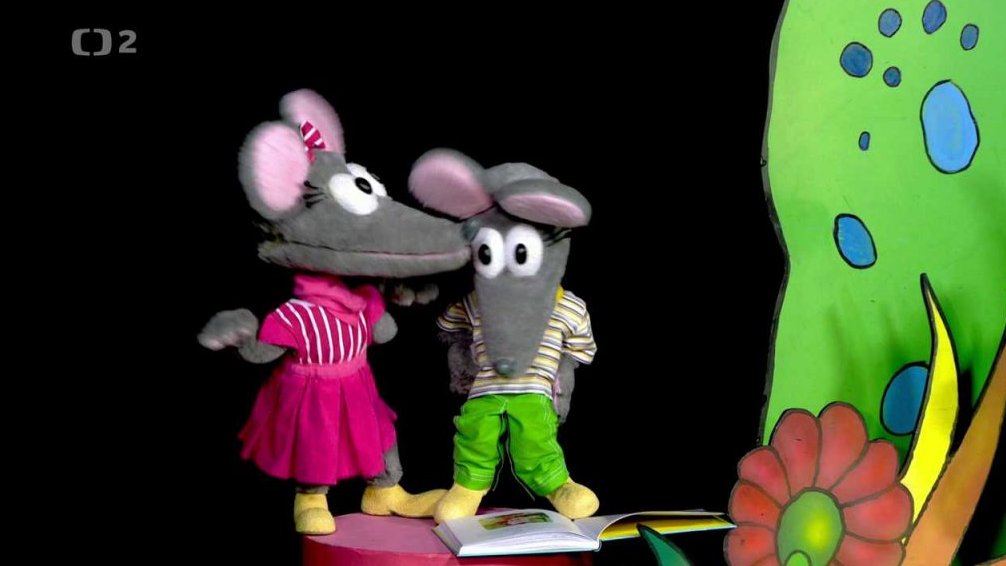 Tryskomyšky si čtou knihu Srabáček a loučí se s myšaty.