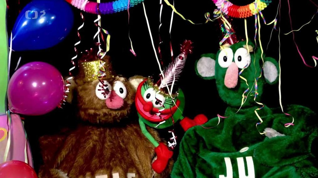 Mufikanti Filip a Tomáš společně s Jůheláky a Mufem zpívají oslavnou píseň k narozeninám.
