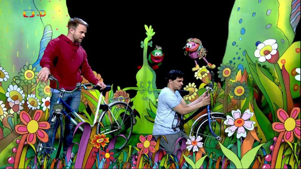 Kluci Filip a Tomáš zpívají písničku pro všechny, kdo rádi šlapou na kole.