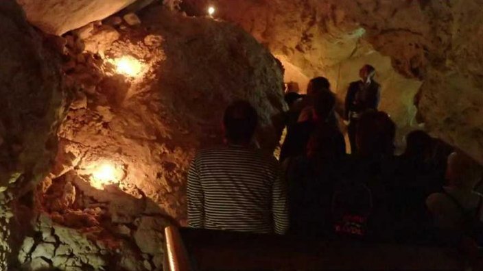 Noční prohlídky jeskyní při svíčkách