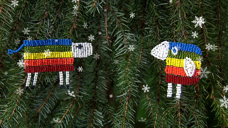 Ovce zdobí stromeček